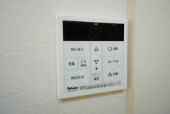 キッチン横からお湯張り、追い炊き、足し湯がボタン一つで楽々操作できる給湯機リモコンです＾＾忙しい夕飯の準備の時間帯に重宝しますね。