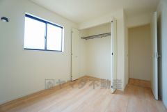 全居室にはたっぷり収納できる大型クローゼットを設置しています。窓には断熱性・保温性にすぐれ、省エネ効果のあるペアガラスを採用。冬には結露を防止します。