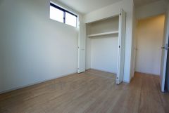 暖かい日差しが差し込む洋室。たっぷり収納できるクローゼット付きでお部屋の中をすっきりと快適に保てます。