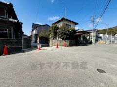 大型車の通行がなく、騒音や振動が少ないので静かで快適な生活を送れます。 小・中学校まで徒歩13分圏内とお子様の通学も安心です＾＾
