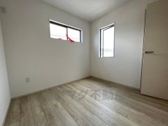 2面採光を確保した明るい室内は、風通しも良く、大変居心地の良い空間となっております。爽やかな風を感じて起きる朝は、快適生活の始まりに。
