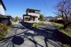 車の通行が少なく小さなお子様がいるご家庭でも安心して過ごせます＾＾ 前面道路は北西側公道約2.4ｍ。