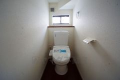 ウォシュレット付トイレです。節水機能もあるので、安心して使えますね。もちろん、1階2階の2ヶ所にトイレがあるので、忙しい朝にもゆとりができますね。