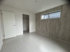 住む人のこだわりを活かす洋室＾＾日当たりがよく、寝室としての利用もおすすめ。広めのクローゼットもあり荷物もすっきり片付けれ、ゆとりのある暮らしが出来ます＾＾