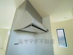 調理により発生する油煙や臭いを吸い込み、屋外へ排気してくれます。
