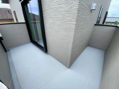 風通しも良く日当たり良好なバルコニーは、洗濯物を干すだけでなく、テーブルセットを置いて休日にブランチ、星を眺めながら晩酌もいいですね＾＾バルコニーのあるステキな生活をお楽しみください＾＾