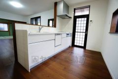 対面式カウンターキッチンでお子様の様子が見守れます。カウンタートップは耐熱性に優れており、日ごろのお掃除もふき取るだけでＯＫ。ステンレスシンクも簡単にお掃除できますよ。ｖ