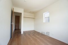 木目調のシンプルデザインで落ち着きと安らぎの空間に仕上げています。各部屋に収納が完備されているので、お荷物が多くなっても安心の設計です。