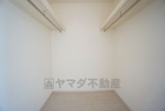 ハンガーパイプ付で散らかりがちな洋服類もきれいに整理できます。使用頻度が少ないものは枕棚の上に、足元には3段ボックスを置いて、フル活用できるクローゼットです＾＾