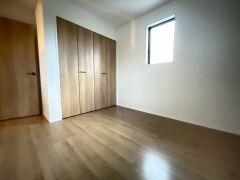 木目調のシンプルデザインで落ち着きと安らぎの空間に仕上げています。各部屋に収納が完備されているので、お荷物が多くなっても安心の設計です。