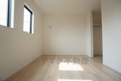 同仕様写真。住む人のこだわりを活かす洋室＾＾日当たりがよく、寝室としての利用もおすすめ。広めのクローゼットもあり荷物もすっきり片付けれ、ゆとりのある暮らしが出来ます＾＾