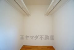 ハンガーパイプ付で散らかりがちな洋服類もきれいに整理できます。使用頻度が少ないものは枕棚の上に、足元には3段ボックスを置いて、フル活用できるクローゼットです＾＾