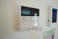 キッチン横からお湯張り、追い炊き、足し湯がボタン一つで楽々操作できる給湯機リモコンです＾＾忙しい夕飯の準備の時間帯に重宝しますね。