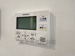 給湯器リモコンはキッチン横からボタンひとつで操作が楽々。通話ボタン付きでお子様とも会話ができて安心です。