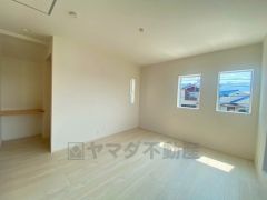 住む人のこだわりを活かす洋室＾＾日当たりがよく、寝室としての利用もおすすめ。広めのクローゼットもあり荷物もすっきり片付けれ、ゆとりのある暮らしが出来ます＾＾