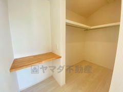 収納力豊富なウォークインクローゼット付き。洋服や小物などを1箇所にまとめて美しい収納を実現します。