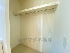 収納力豊富なウォークインクローゼット付き。洋服や小物などを1箇所にまとめて美しい収納を実現します。