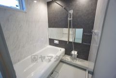 1日の疲れを癒すくつろぎのバスルーム。足を伸ばしてもゆったりと入れるサイズです。お子様と一緒にお風呂に入っても狭くないですね^^