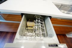 家事の時間が短縮できる食器洗浄乾燥機付。後片付けもラクラクです。 食器を洗う手間が減るので家族とのコミュニケーションの時間や自分の時間が増えますね。