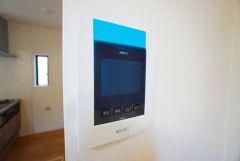 防犯性、セキュリティ対策に安心できるテレビモニター付きインターフォンです。セールスマン対策にもなり安心できます。