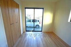 木目調のシンプルデザインで落ち着きと安らぎの空間に仕上げています。各部屋に収納が完備されているので、お荷物が多くなっても安心の設計です。