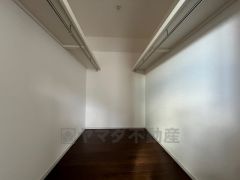 収納力豊富なウォークインクローゼット付き。洋服や小物などを1箇所にまとめて美しい収納を実現します。