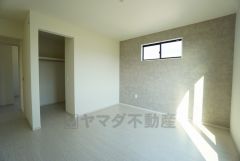 デザインクロスが2階洋室の雰囲気を上品に仕上げています。いつもと違う雰囲気のお部屋をお楽しみください。