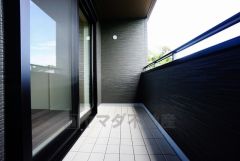 同仕様写真。インナーバルコニーは洗濯物を守りやすく、眩しすぎる日差しも和らげます。