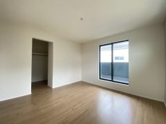 住む人のこだわりを活かす洋室＾＾日当たりがよく、寝室としての利用もおすすめ。広めのクローゼットもあり荷物もすっきり片付けれ、ゆとりのある暮らしが出来ます＾＾
