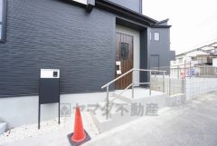 玄関は手すり付きで安全性も確保＾＾