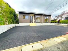 こちらの家には停めやすい並列駐車が4台分ついてます。車好きのご主人の洗車もゆったり。（車種によって）