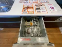 家事の時間が短縮できる食器洗浄乾燥機付。後片付けもラクラクです。 食器を洗う手間が減るので家族とのコミュニケーションの時間や自分の時間が増えますね。