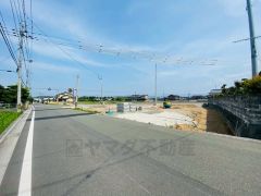 前面道路は大型車両の交通も少なく静かで快適な生活を送れます＾＾ 前面道路は6ｍ以上と駐車がスムーズにできます＾＾