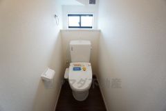 温水洗浄機付トイレです。節水機能もあるので、安心して使えますね。もちろん、1階2階の2ヶ所にトイレがあるので、忙しい朝にもゆとりができますね。