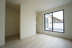住む人のこだわりを活かす洋室＾＾日当たりがよく、寝室としての利用もおすすめ。広めのクローゼットもあり荷物もすっきり片付けれ、ゆとりのある暮らしが出来ます＾＾