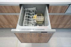 同仕様写真。炊事時間を大幅に短縮できる食器洗浄乾燥機付き＾＾食器を洗う手間が減るので家族とのコミュニケーションの時間や自分の時間が増えますね。