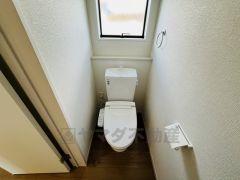 温水洗浄機付トイレです。節水機能もあるので、安心して使えますね。もちろん、1階2階の2ヶ所にトイレがあるので、忙しい朝にもゆとりができますね。