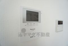 防犯性、セキュリティ対策に安心できるテレビモニター付きインターフォンです。セールスマン対策にもなり安心できます。