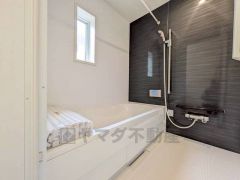 1日の疲れを癒すくつろぎのバスルーム。足を伸ばしてもゆったりと入れるサイズです。お子様と一緒にお風呂に入っても狭くないですね^^