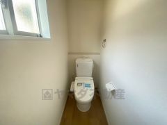 温水洗浄機付トイレです。節水機能もあるので、安心して使えますね。もちろん、1階2階の2ヶ所にトイレがあるので、忙しい朝にもゆとりができますね。