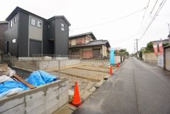 前面道路は西側約4.6ｍ、南側約6.7ｍ。 交通量が少なく小さなお子様がいるご家庭でも安心です＾＾