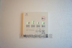 雨の日の洗濯も安心できる浴室暖房乾燥機付き浴室。リモコンで操作もボタン1つで簡単。 浴室暖房乾燥機には、暖房、乾燥、涼風、換気の4つの機能が付いています。タイマー付きです。