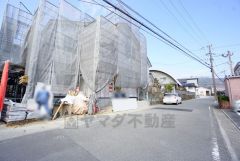 前面道路は公道東側約5.7～6.1ｍ。幅広いため車の離合や駐車がスムーズです＾＾