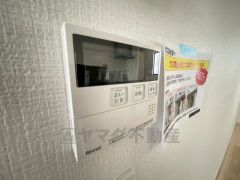 キッチン横からお湯張り、追い炊き、足し湯がボタン一つで楽々操作できる給湯機リモコンです＾＾忙しい夕飯の準備の時間帯に重宝しますね。