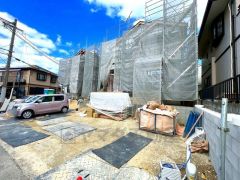 駐車スペースはゆとりある2台分を確保。マイカー用に、お客さま用に、余裕を持ってご利用いただけます。