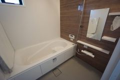 1日の疲れを癒すくつろぎのバスルーム。足を伸ばしてもゆったりと入れるサイズです。お子様と一緒にお風呂に入っても狭くないですね^^
