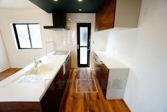 同仕様写真。対面式カウンターキッチンでお子様の様子が見守れます。カウンタートップは耐熱性に優れており、日ごろのお掃除もふき取るだけでＯＫ。ステンレスシンクも簡単にお掃除できますよ。