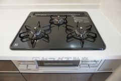 同仕様写真。3口コンロなので、効率よくお料理が楽しめます。毎日のお料理も楽しくなりますね＾＾