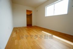 同仕様写真。木目調のシンプルデザインで落ち着きと安らぎの空間に仕上げています。各部屋に収納が完備されているので、お荷物が多くなっても安心の設計です。