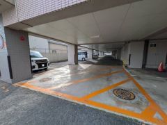 平面駐車場。月額7000円。継承可＾＾